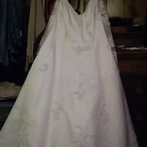 Size 24w wedding dress with krinolins and storage